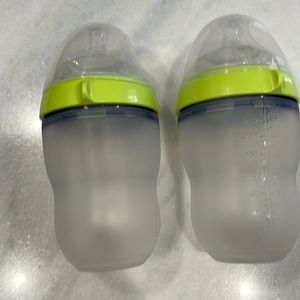 Set of 8 ounce comotomo bottles. With nipples and caps